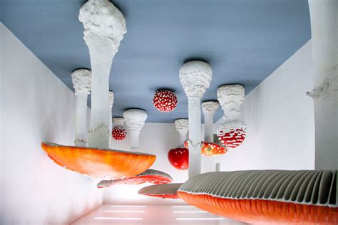 funghi giganti appesi al soffitto della fondazione prada di milano|La mostra sui Paraventi alla Fondazione Prada è bellissima.